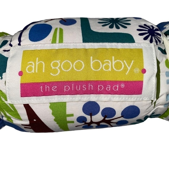 Ah Goo Baby The Plush Pad Portable Changing Pad with Memory Foam - Zoo Frenzy - Picture 2 of 9